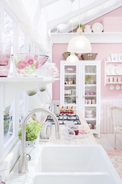 White pink vintage kitchen idea #kitchen #vintage #color #bold #design #interiordesign #homedecor #decorhomeideas