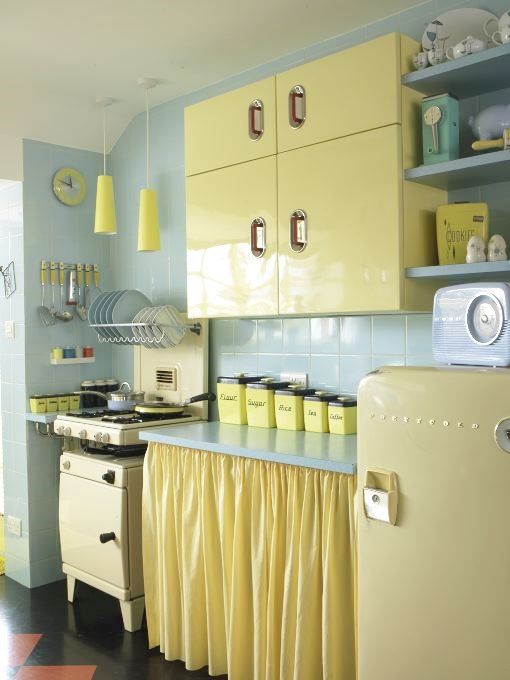 Yellow vintage kitchen decor idea #kitchen #vintage #color #bold #design #interiordesign #homedecor #decorhomeideas