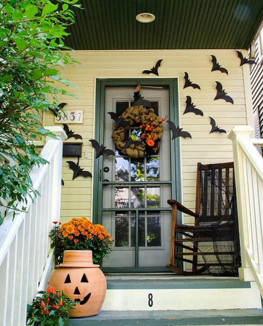 Halloween front porch decoration idea #frontdoor #porch #decor #falldecor #pumpkin #autumn #decoratingideas #homedecor #decorhomeideas #halloween