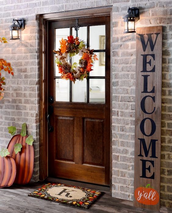 Autumn front porch door decoration idea #frontdoor #porch #decor #falldecor #pumpkin #autumn #decoratingideas #homedecor #decorhomeideas