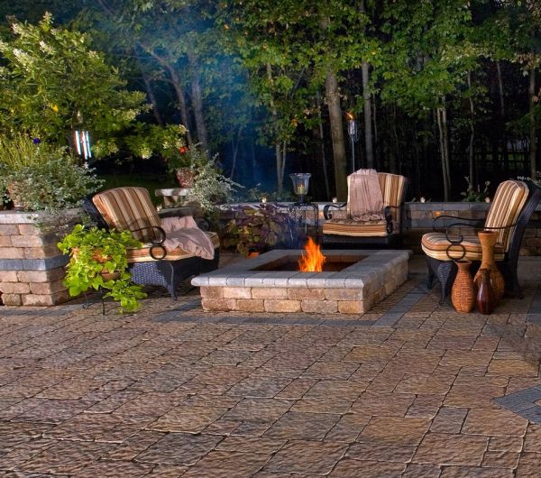 Backyard fire pit patio idea #firepit #exterior #patio #decoratingideas #cozy #decor #garden #backyard #fire #design #decorhomeideas