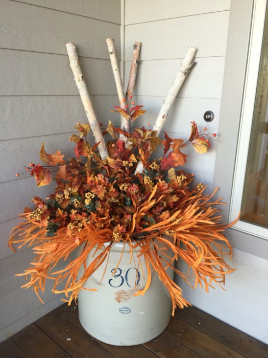 Cozy fall front porch decoration idea #frontdoor #porch #decor #falldecor #pumpkin #autumn #decoratingideas #homedecor #decorhomeideas