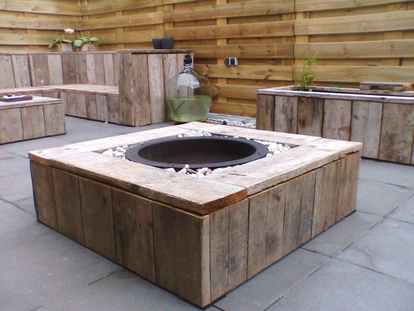 DIY fire pit with wood and pebbles #firepit #exterior #patio #decoratingideas #cozy #decor #garden #backyard #fire #design #decorhomeideas