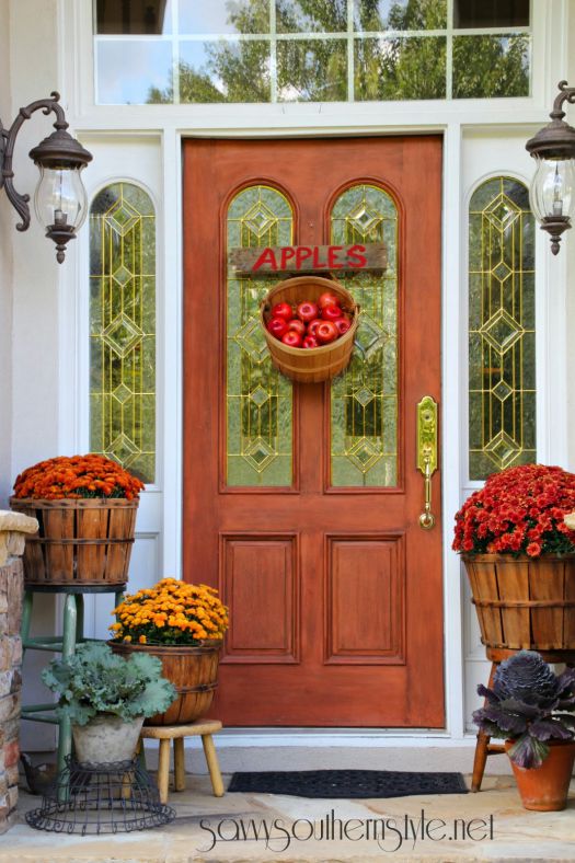 Fall front porch apples decoration idea #frontdoor #porch #decor #falldecor #pumpkin #autumn #decoratingideas #homedecor #decorhomeideas