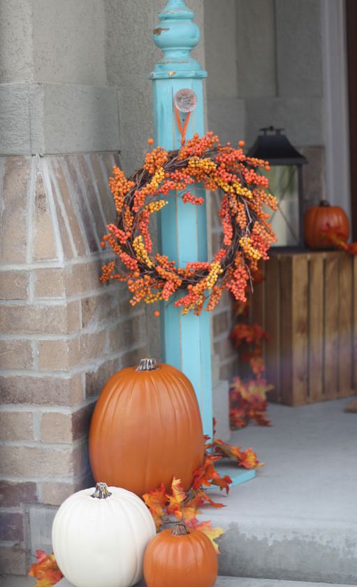 Fall leaves and pumpkins front porch decoration #frontdoor #porch #decor #falldecor #pumpkin #autumn #decoratingideas #homedecor #decorhomeideas