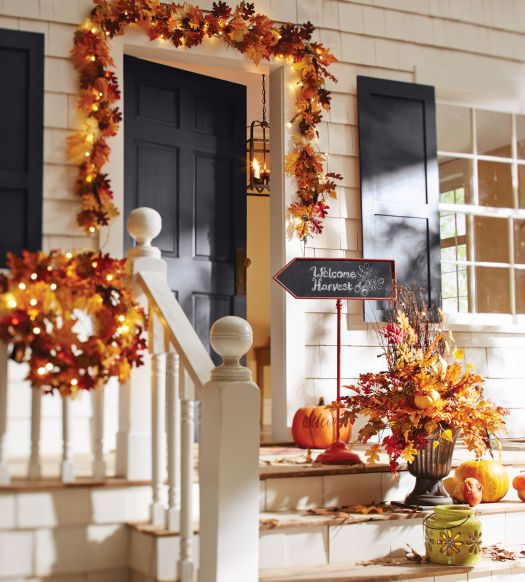 Fall leaves front porch decoration idea #frontdoor #porch #decor #falldecor #pumpkin #autumn #decoratingideas #homedecor #decorhomeideas