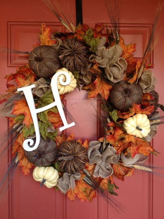 Fall wreath front porch decoration idea #frontdoor #porch #decor #falldecor #pumpkin #autumn #decoratingideas #homedecor #decorhomeideas #wreath