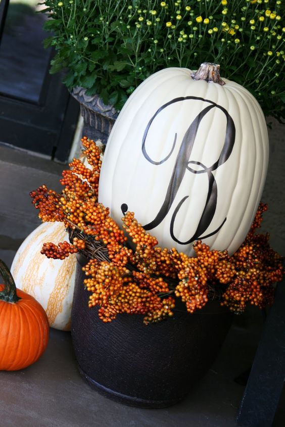 Front porch fall pumpkin decoration idea #frontdoor #porch #decor #falldecor #pumpkin #autumn #decoratingideas #homedecor #decorhomeideas