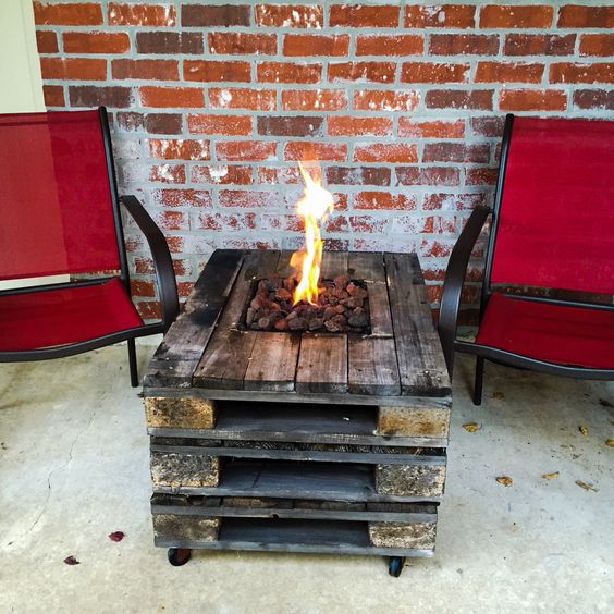 Gas fire pit built into pallet table #firepit #exterior #patio #decoratingideas #cozy #decor #garden #backyard #fire #design #decorhomeideas