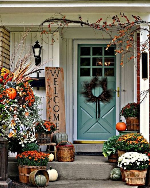 Great fall front porch decoration idea #frontdoor #porch #decor #falldecor #pumpkin #autumn #decoratingideas #homedecor #decorhomeideas