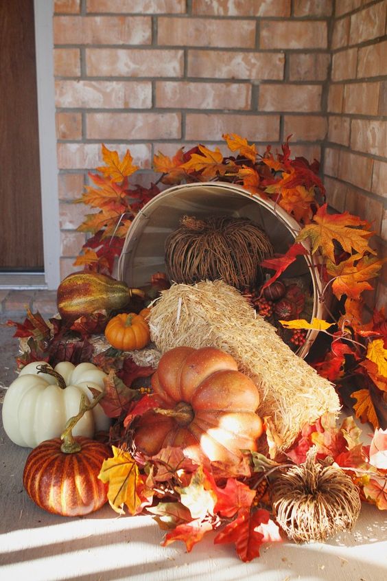 Harvest fall front porch decoration idea #frontdoor #porch #decor #falldecor #pumpkin #autumn #decoratingideas #homedecor #decorhomeideas