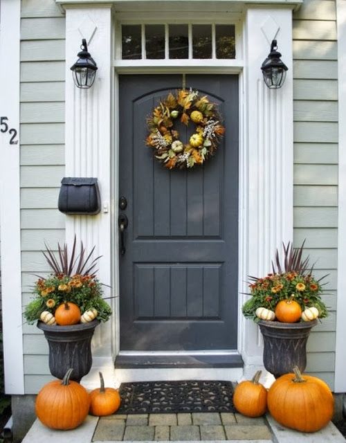 Neat and tidy fall front porch decoration idea #frontdoor #porch #decor #falldecor #pumpkin #autumn #decoratingideas #homedecor #decorhomeideas