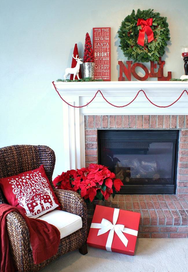 Red Christmas mantel decoration #xmas #x-mas #christmas #mantel #homedecor #decoratingideas #festive #decorhomeideas