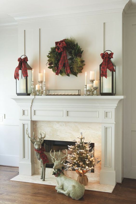 Simple beautiful Christmas mantel decoration #xmas #x-mas #christmas #mantel #homedecor #decoratingideas #festive #decorhomeideas