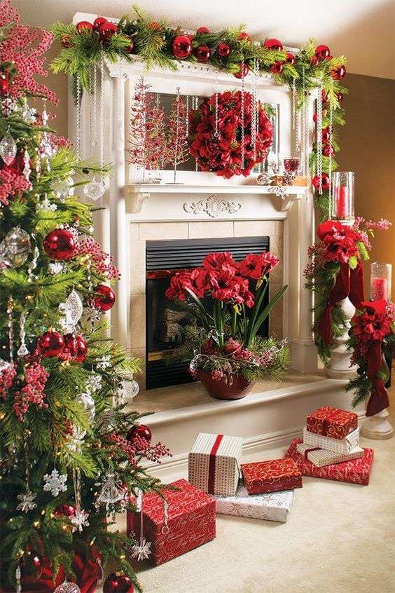 Stunning Christmas decorated mantel #xmas #x-mas #christmas #mantel #homedecor #decoratingideas #festive #decorhomeideas