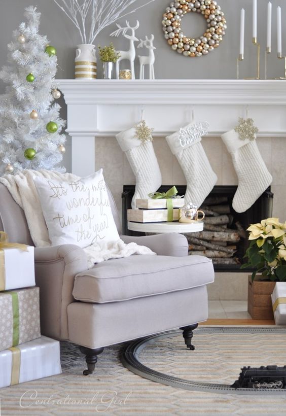 White gold Christmas mantel decoration idea #xmas #x-mas #christmas #mantel #christmasdecortaions #homedecor #decoratingideas #festive #decorhomeideas