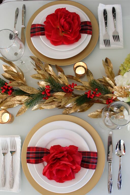 Beautiful flowers Christmas table setting idea #xmas #x-mas #christmas #tablesetting #homedecor #decoratingideas #centerpieces #festive #decorhomeideas