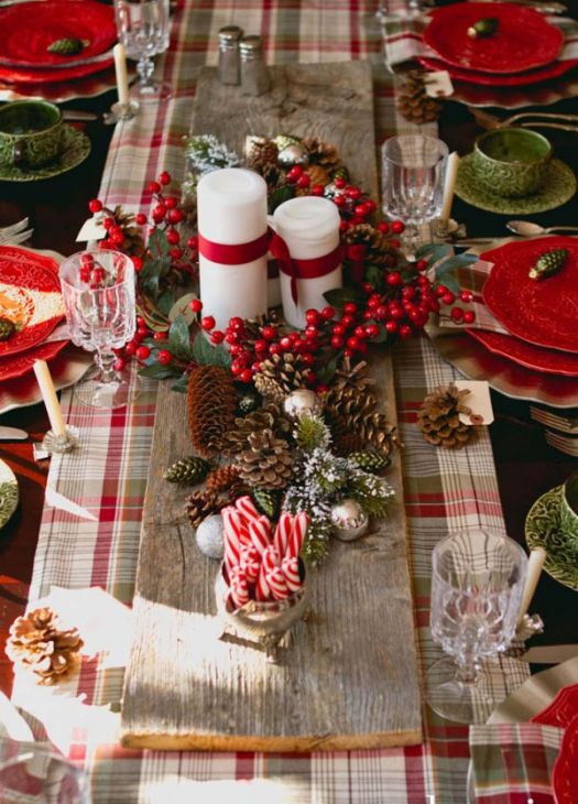 Beautiful red green Christmas table setting #xmas #x-mas #christmas #tablesetting #homedecor #decoratingideas #centerpieces #festive #decorhomeideas