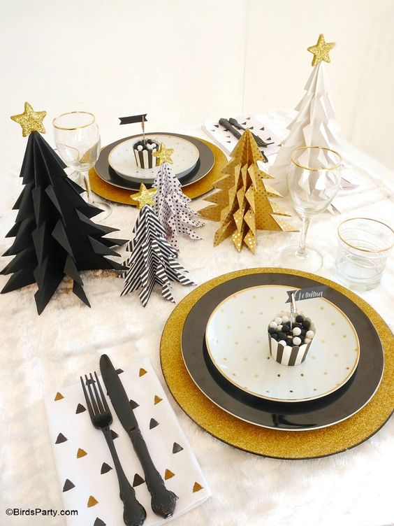 Black and gold Christmas table setting idea #xmas #x-mas #christmas #tablesetting #homedecor #decoratingideas #centerpieces #festive #decorhomeideas