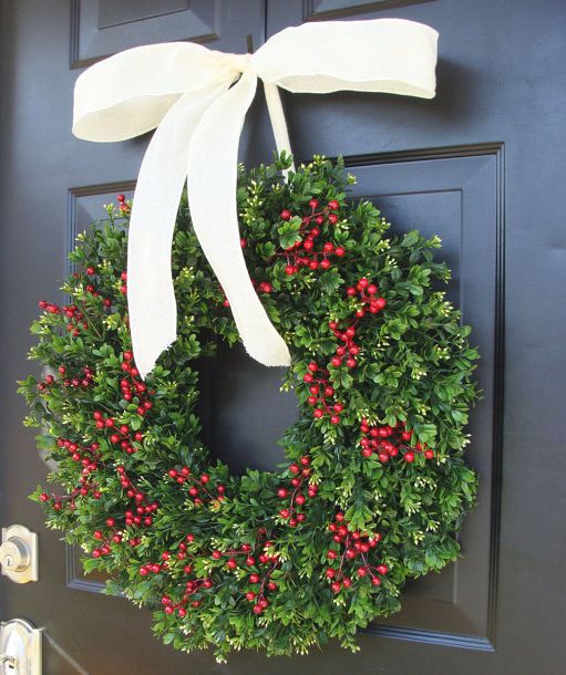 boxwood red berries Christmas wreath idea #diy #xmas #x-mas #christmas #wreath #christmasdecor #decoration #decoratingideas #festive #decorhomeideas