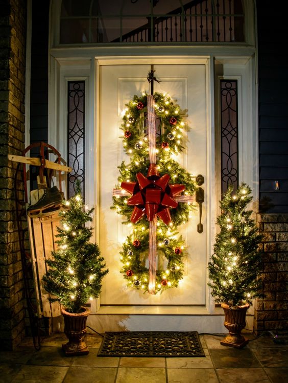 Christmas front door decoration idea #xmas #x-mas #christmas #christmasdecor #decoration #decoratingideas #festive #decorhomeideas