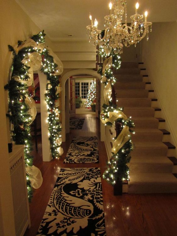 Christmas lights decoration idea #xmas #x-mas #christmas #christmasdecor #decoration #decoratingideas #festive #decorhomeideas