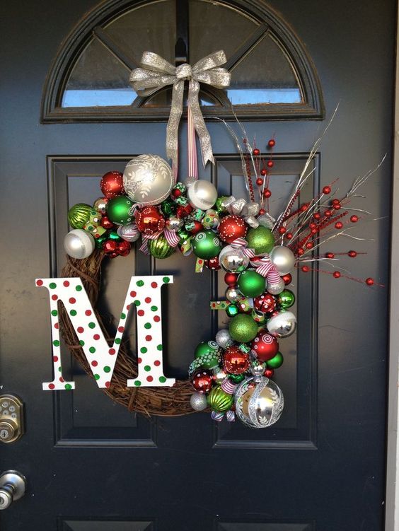 Christmas wreath front door decoration idea #xmas #x-mas #christmas #christmasdecor #decoration #decoratingideas #festive #decorhomeideas