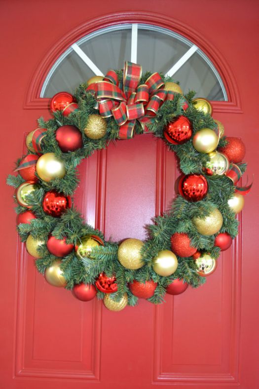 classic Christmas red and gold bulbs wreath #diy #xmas #x-mas #christmas #wreath #christmasdecor #decoration #decoratingideas #festive #decorhomeideas