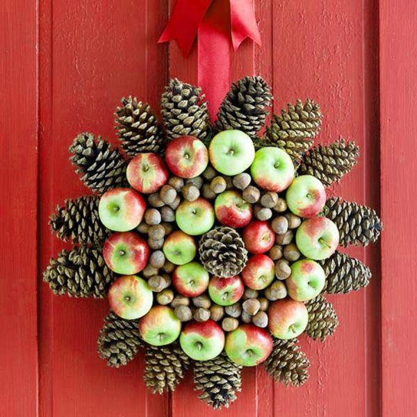 Easy decoration ideas for christmas with natural pine red green apple fruit #xmas #x-mas #christmas #christmasdecor #decoration #decoratingideas #festive #decorhomeideas