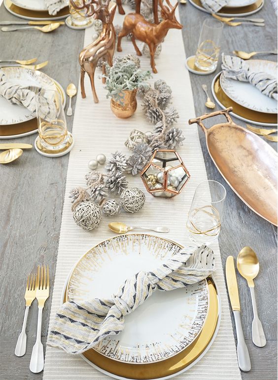 Fabulous gold Christmas table setting idea #xmas #x-mas #christmas #tablesetting #homedecor #decoratingideas #centerpieces #festive #decorhomeideas