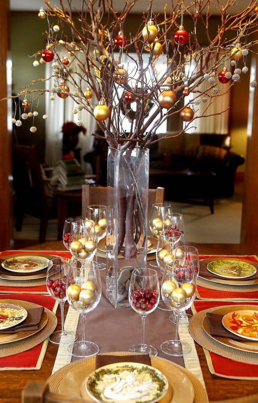 Gold bulbs Christmas table setting idea #xmas #x-mas #christmas #tablesetting #homedecor #decoratingideas #centerpieces #festive #decorhomeideas