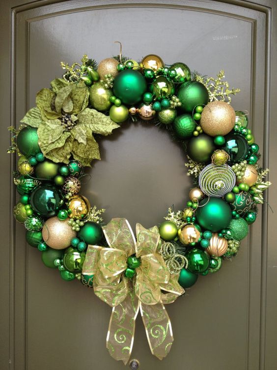 green gold Christmas wreath idea #diy #xmas #x-mas #christmas #wreath #christmasdecor #decoration #decoratingideas #festive #decorhomeideas