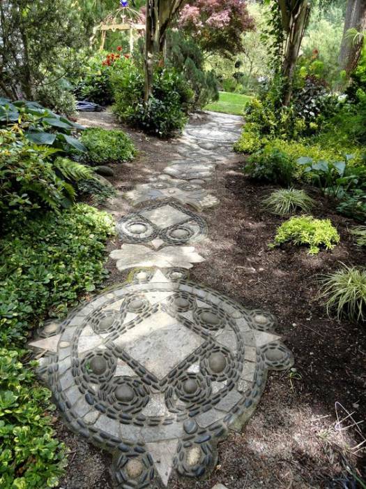 Pebble mosaic garden path way idea #gardenideas #gardeningtips #landscaping #decorhomeideas #pathway