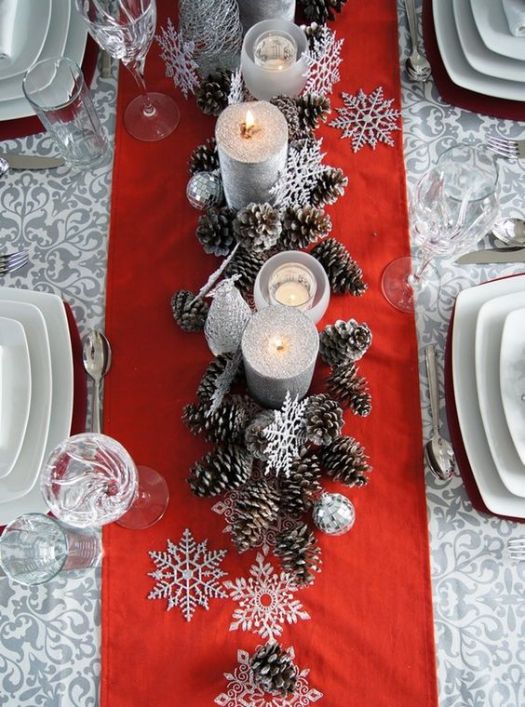 Pine cones snowflakes Christmas table setting #xmas #x-mas #christmas #tablesetting #homedecor #decoratingideas #centerpieces #festive #decorhomeideas