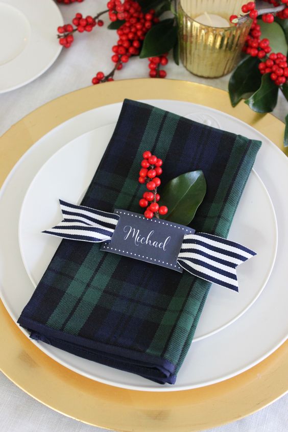 Plaid napkins Christmas table setting idea #xmas #x-mas #christmas #tablesetting #homedecor #decoratingideas #centerpieces #festive #decorhomeideas