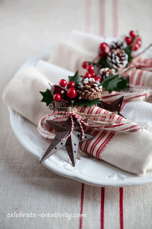Plain napkins Christmas table setting idea #xmas #x-mas #christmas #tablesetting #homedecor #decoratingideas #centerpieces #festive #decorhomeideas