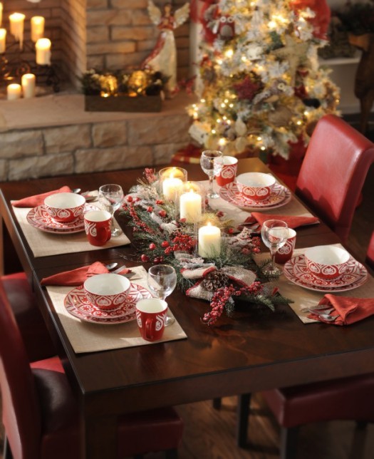 Red and white Christmas table setting #xmas #x-mas #christmas #tablesetting #homedecor #decoratingideas #centerpieces #festive #decorhomeideas