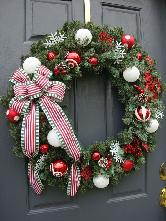 red and white Christmas wreath ribbon #diy #xmas #x-mas #christmas #wreath #christmasdecor #decoration #decoratingideas #festive #decorhomeideas