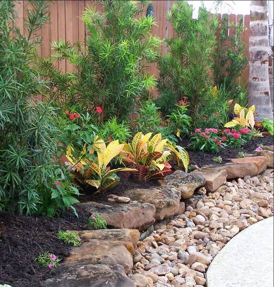 Rocks and stones garden decoration idea #gardenideas #gardeningtips #landscaping #decorhomeideas