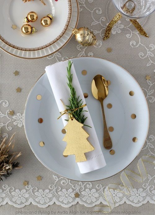 Romantic gold Christmas table setting idea #xmas #x-mas #christmas #tablesetting #homedecor #decoratingideas #centerpieces #festive #decorhomeideas