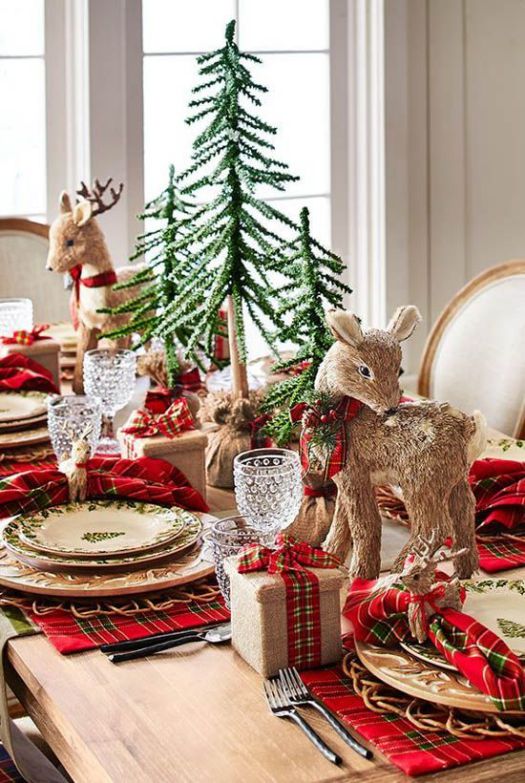 Rustic Christmas table setting idea #xmas #x-mas #christmas #tablesetting #homedecor #decoratingideas #centerpieces #festive #decorhomeideas