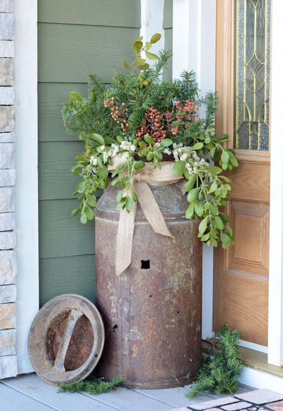 Rustic outdoor decoration idea, flower planter from milk can #rustic #rusticdecor #rusticfarmhouse #homedecor #decoratingideas #decorhomeideas