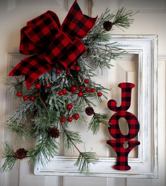 Shabby frame christmas decoration idea #xmas #x-mas #christmas #christmasdecor #decoration #decoratingideas #festive #decorhomeideas