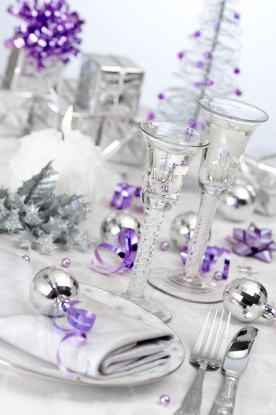 Silver and purple Christmas table setting #xmas #x-mas #christmas #tablesetting #homedecor #decoratingideas #centerpieces #festive #decorhomeideas