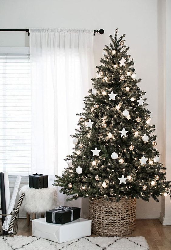 Simple minimal white christmas tree decoration idea #xmas #x-mas #christmas #christmasdecor #decoration #decoratingideas #festive #decorhomeideas