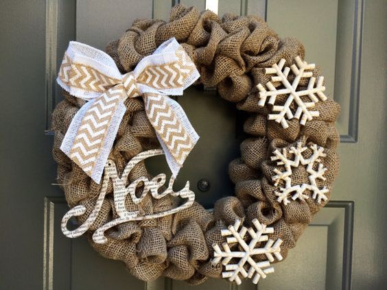 snowflakes rustic Christmas wreath decoration idea #diy #xmas #x-mas #christmas #wreath #christmasdecor #decoration #decoratingideas #festive #decorhomeideas