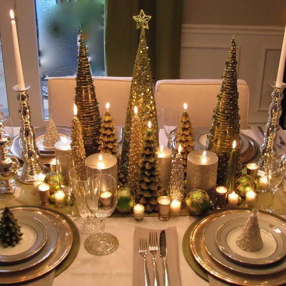 Stunning gold Christmas table setting idea #xmas #x-mas #christmas #tablesetting #homedecor #decoratingideas #centerpieces #festive #decorhomeideas