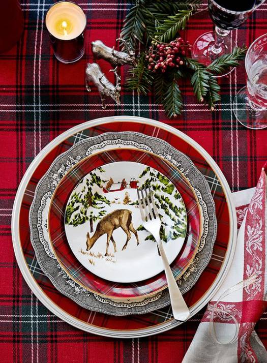 Tartan inspired Christmas table setting idea #xmas #x-mas #christmas #tablesetting #homedecor #decoratingideas #centerpieces #festive #decorhomeideas