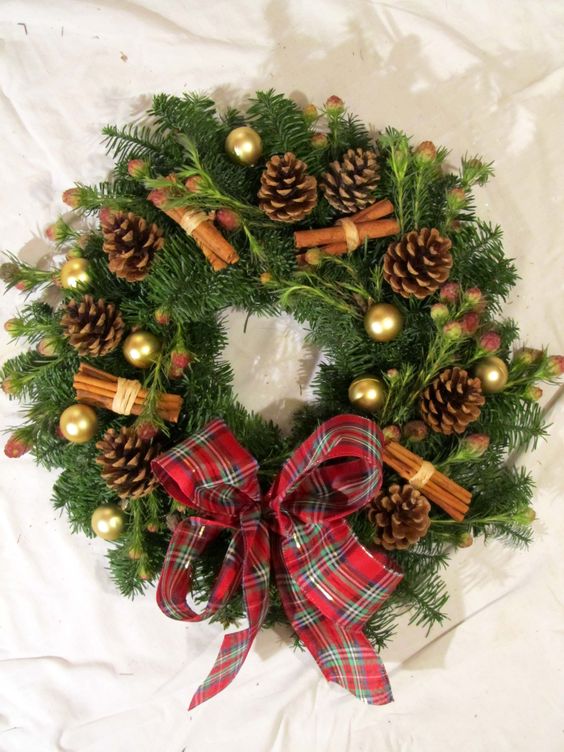 traditional cinammon pine cone Christmas wreath #diy #xmas #x-mas #christmas #wreath #christmasdecor #decoration #decoratingideas #festive #decorhomeideas