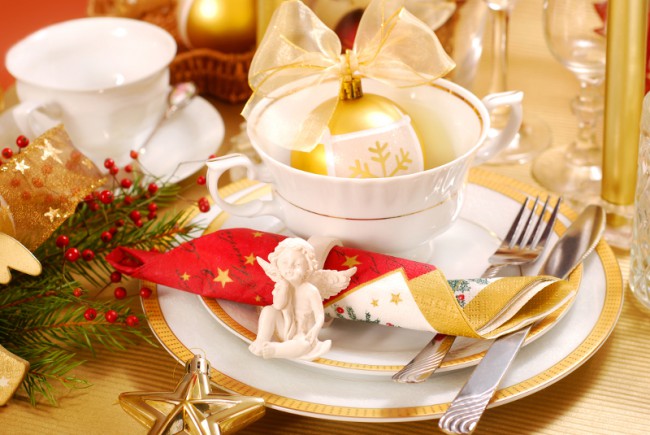 White and gold Christmas table setting #xmas #x-mas #christmas #tablesetting #homedecor #decoratingideas #centerpieces #festive #decorhomeideas